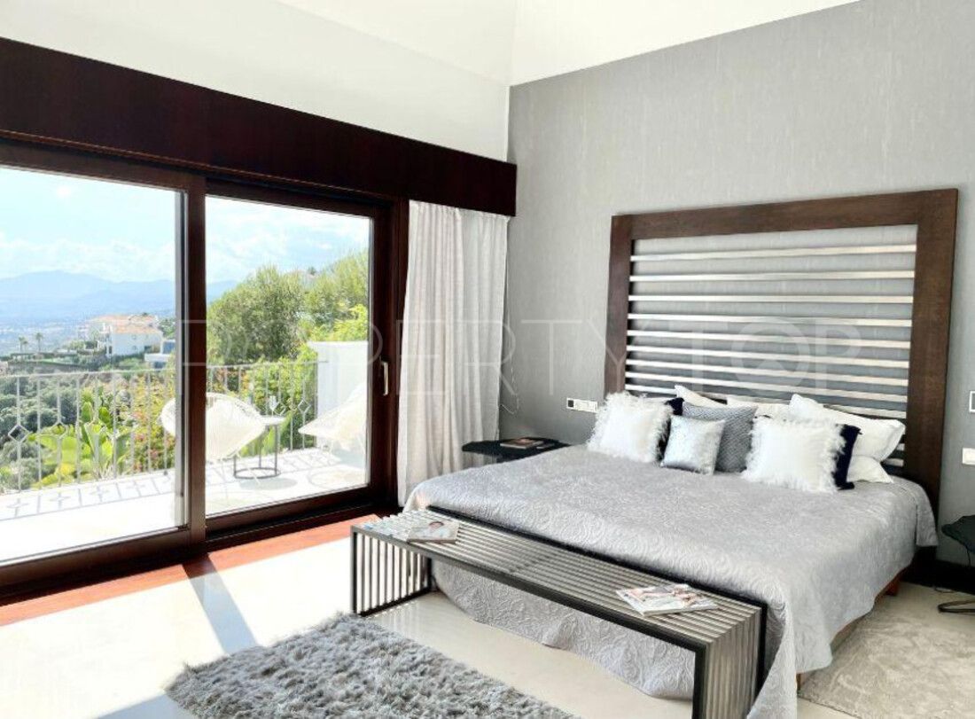 Comprar villa en Los Altos de los Monteros con 7 dormitorios