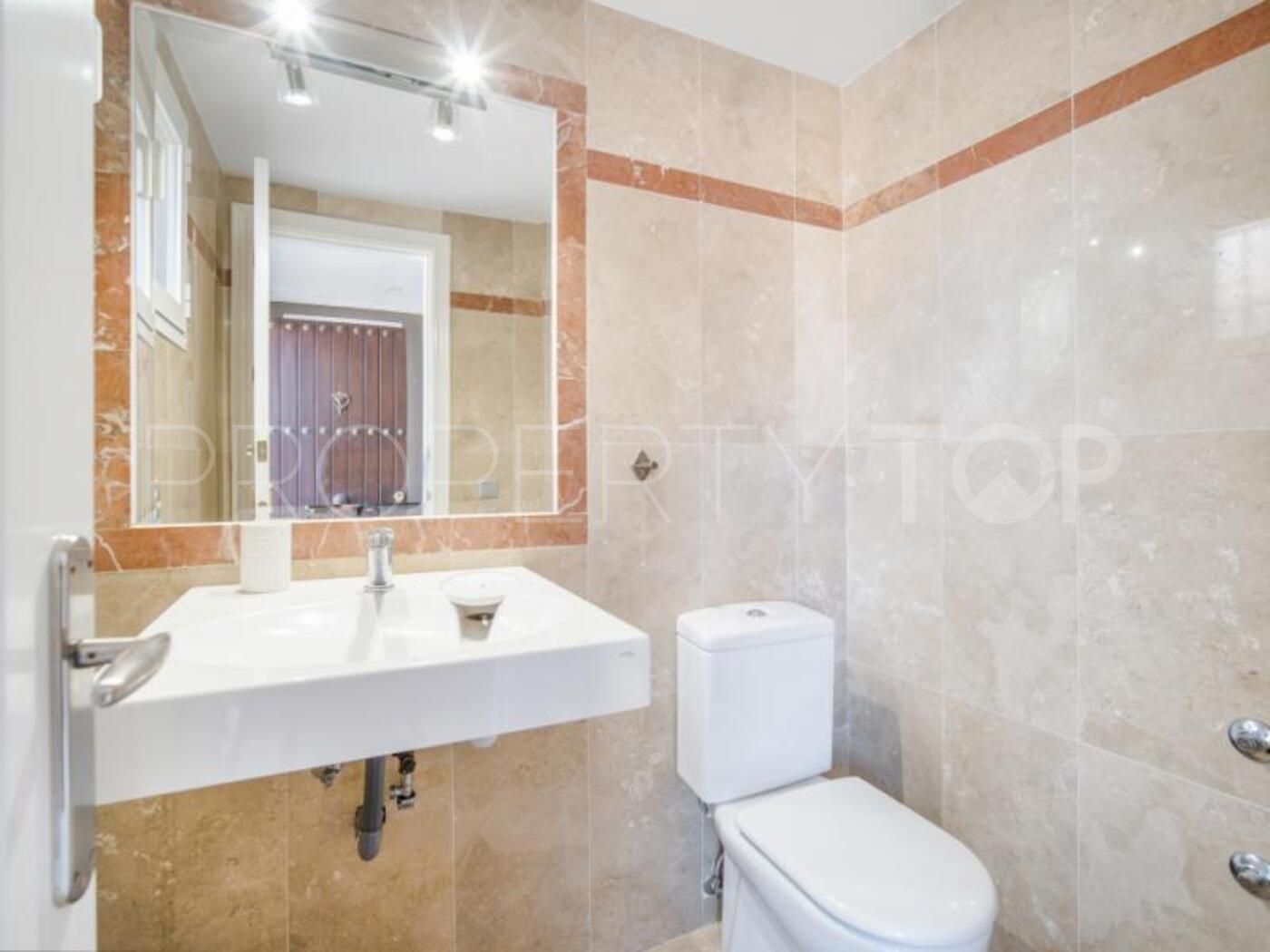 Town house in Condes de Iza for sale