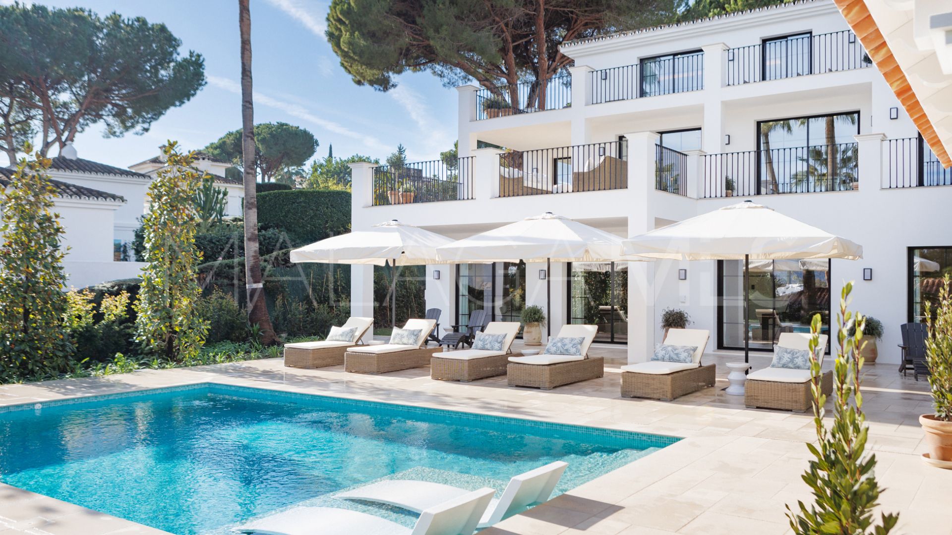 Buy villa in Las Brisas de 5 bedrooms