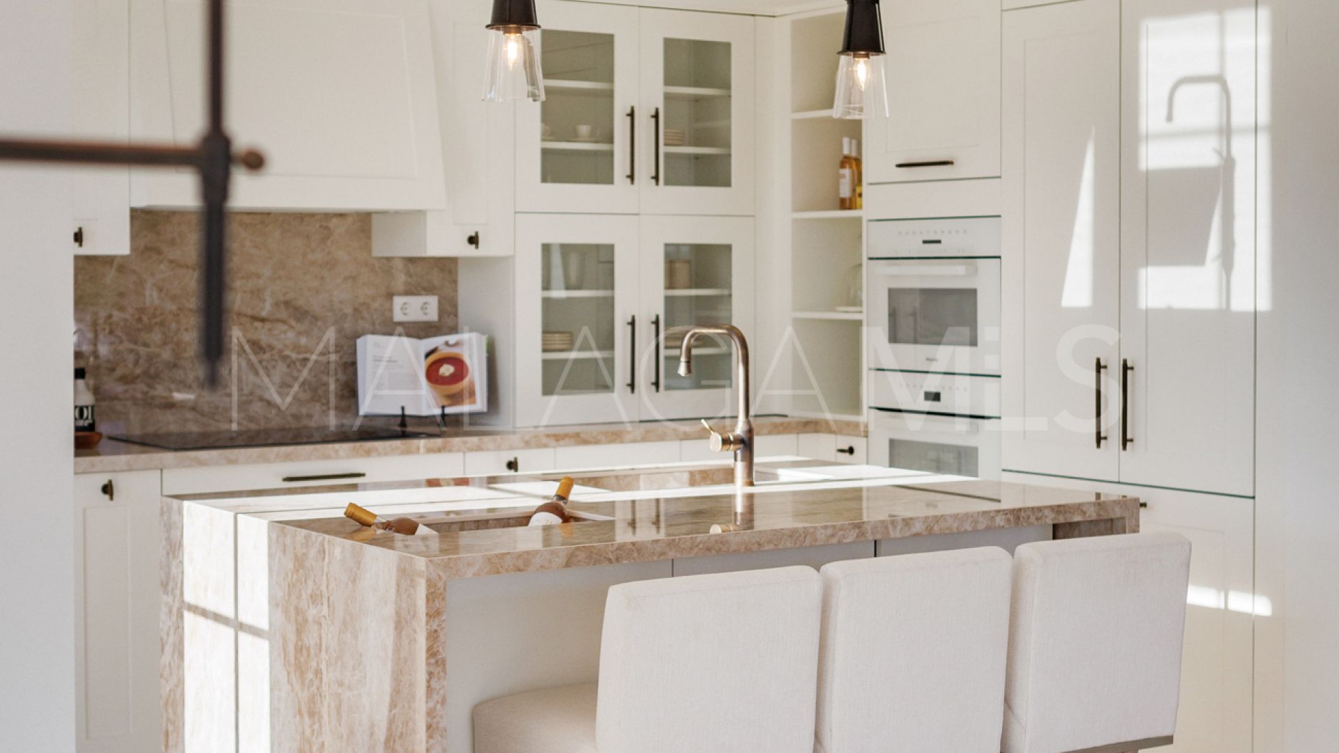 Buy villa in Las Brisas de 5 bedrooms