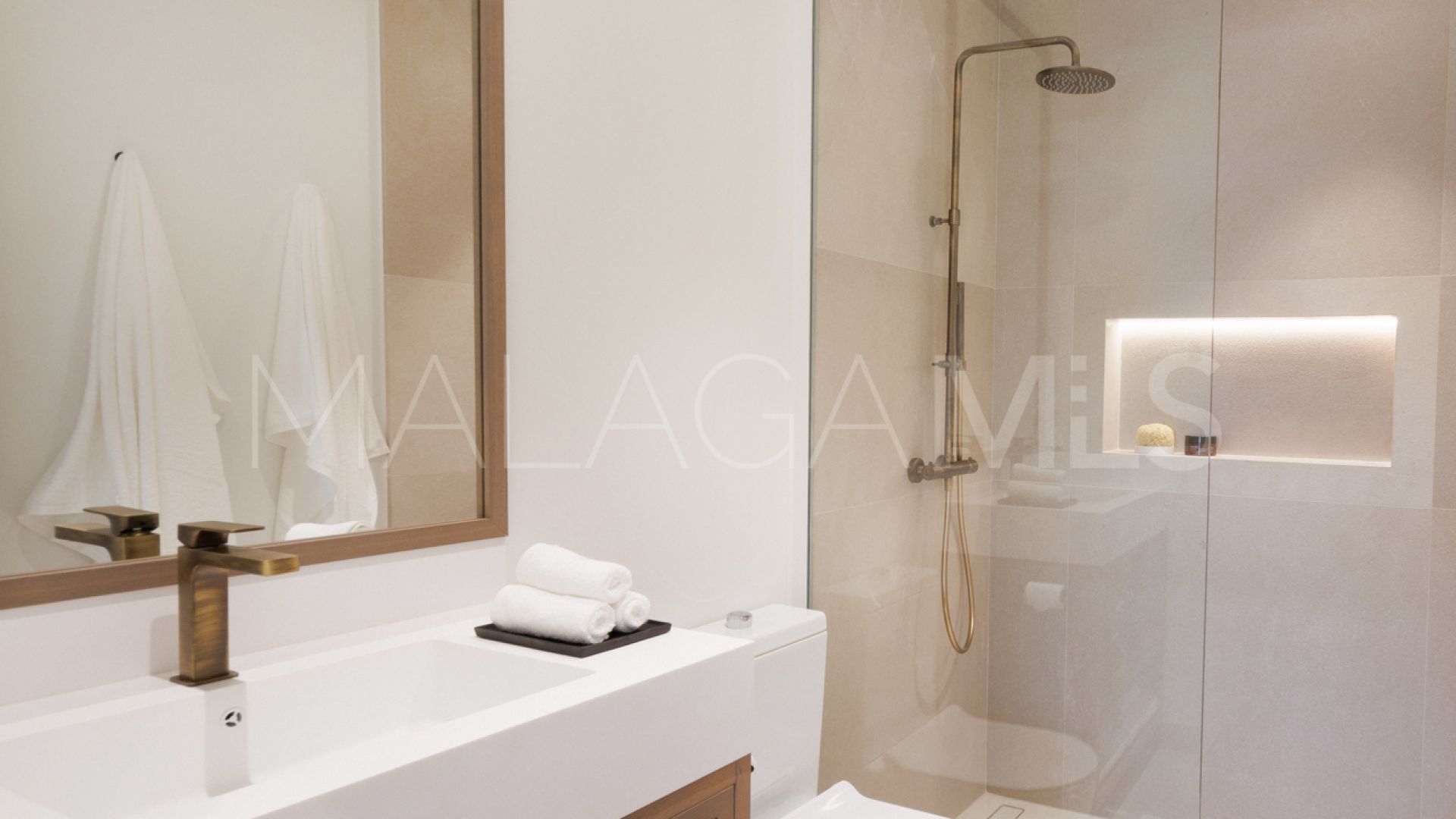 Buy villa in Las Brisas de 5 bedrooms