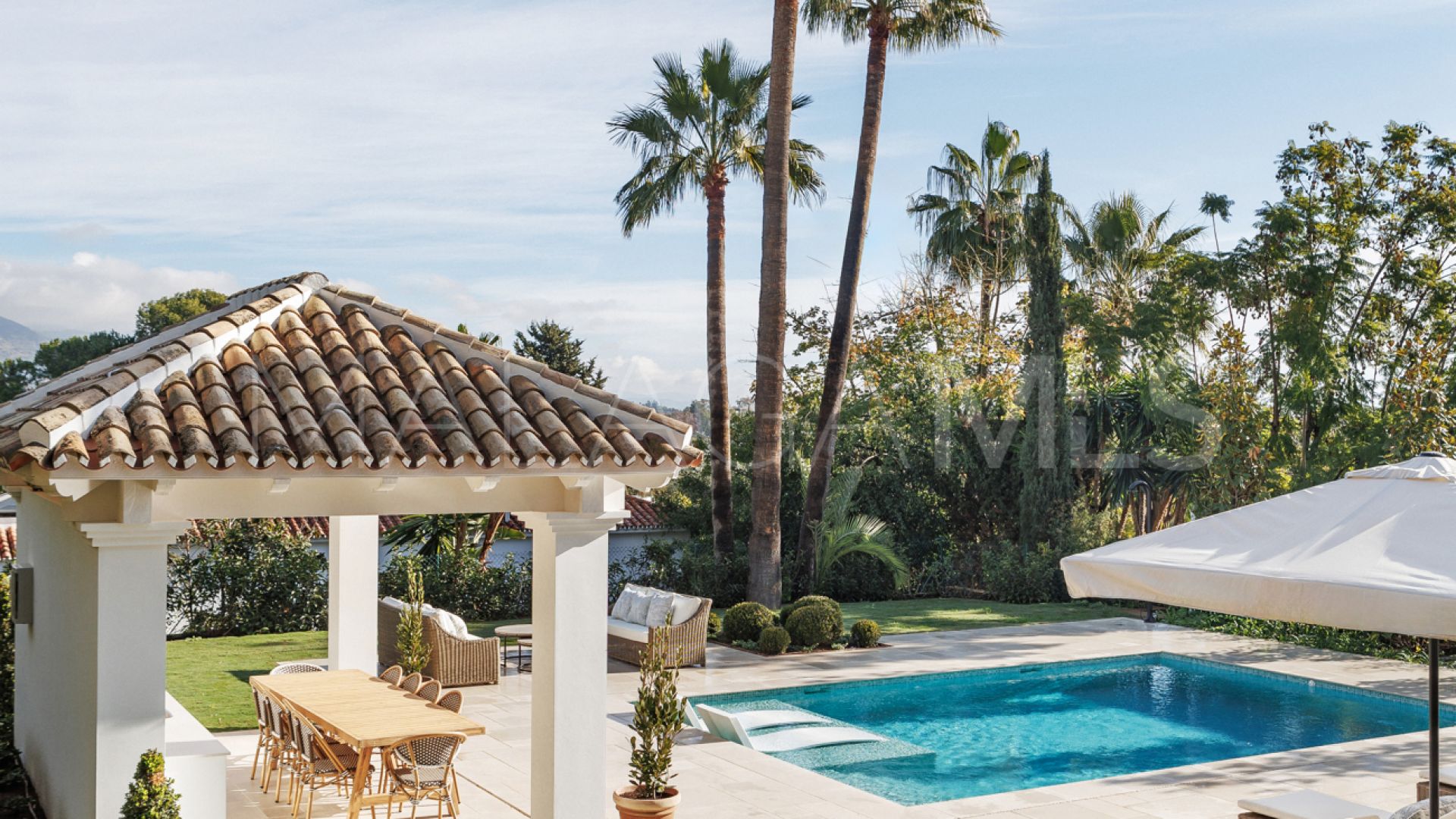 Buy villa in Las Brisas de 5 bedrooms