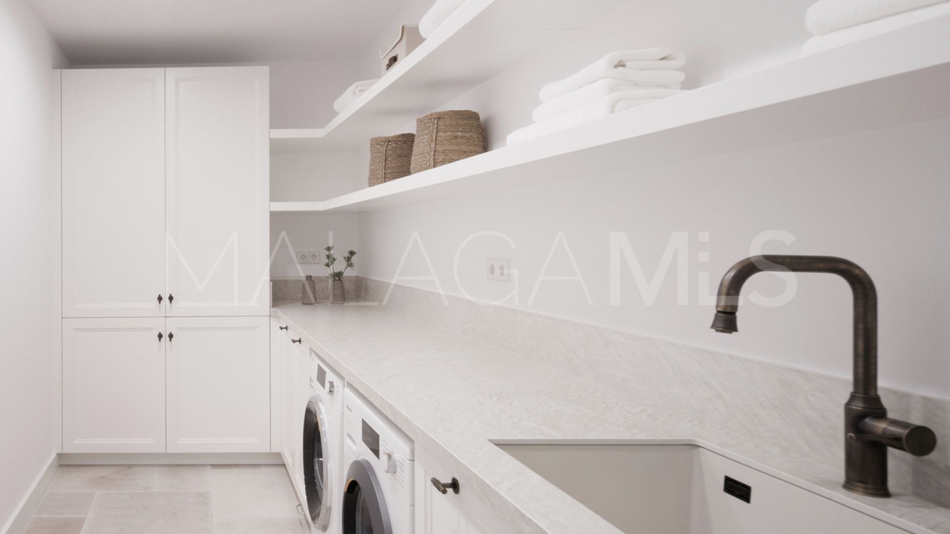Buy villa in Las Brisas de 5 bedrooms
