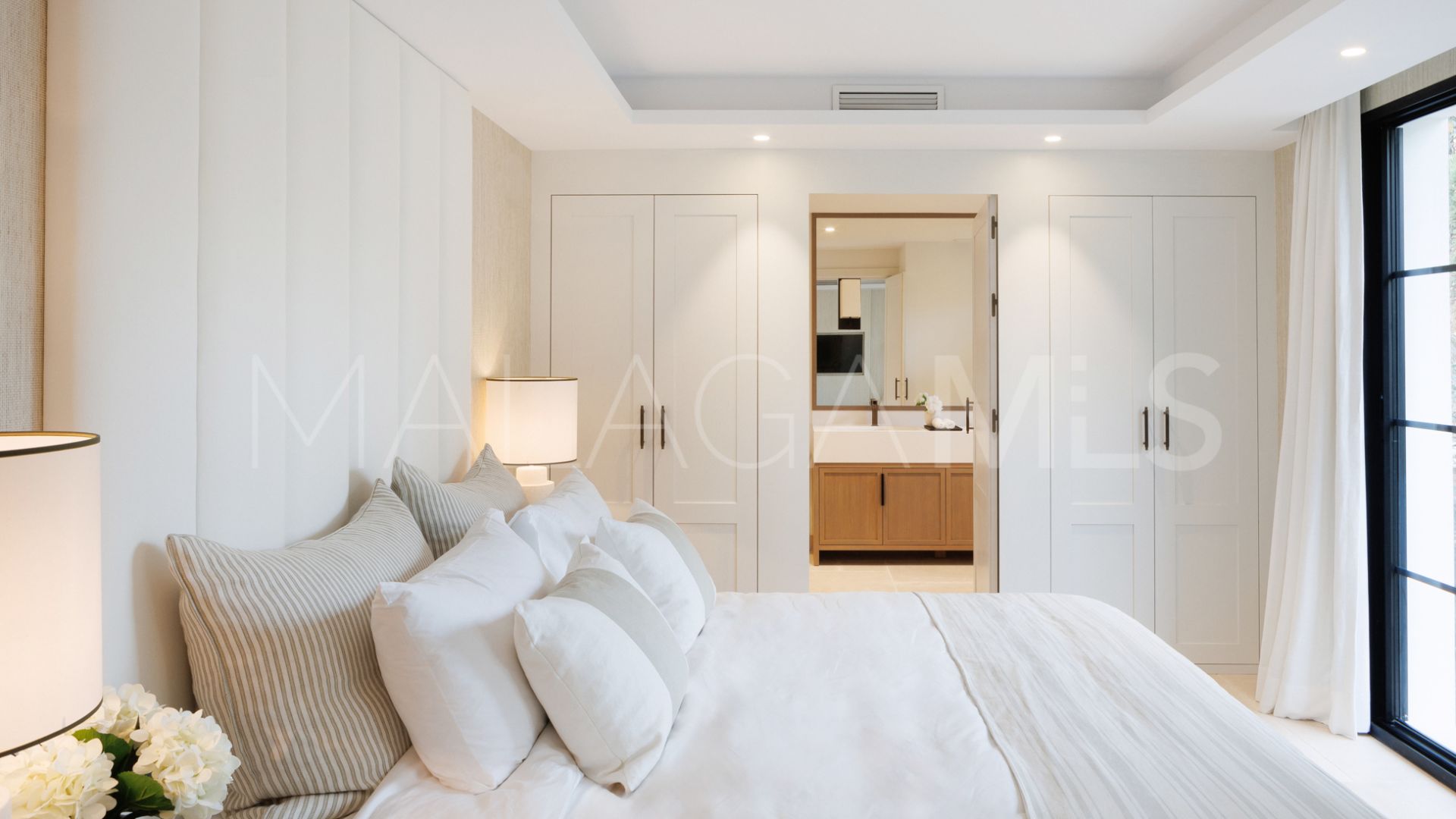 Buy villa in Las Brisas de 5 bedrooms