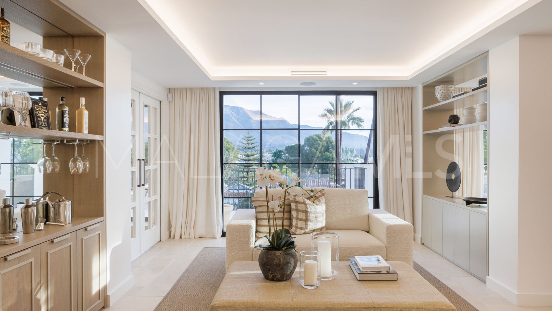 Buy villa in Las Brisas de 5 bedrooms