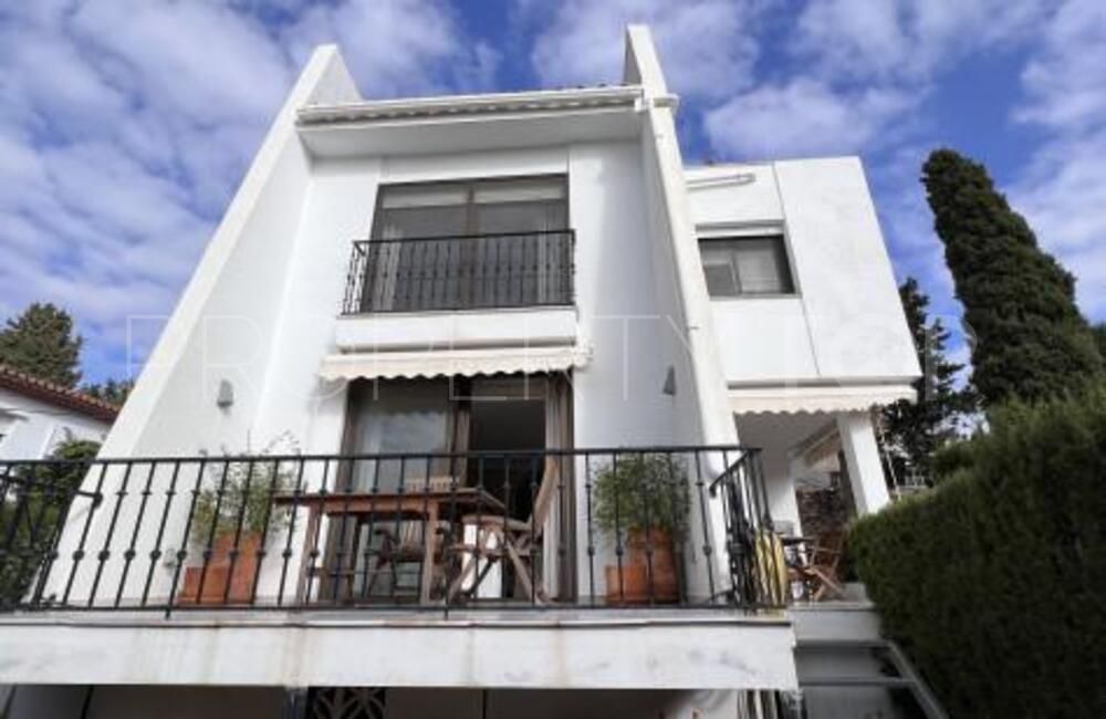 For sale villa in Nueva Andalucia with 3 bedrooms