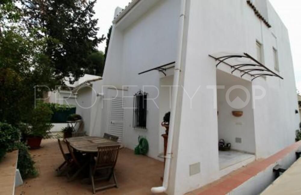 For sale villa in Nueva Andalucia with 3 bedrooms