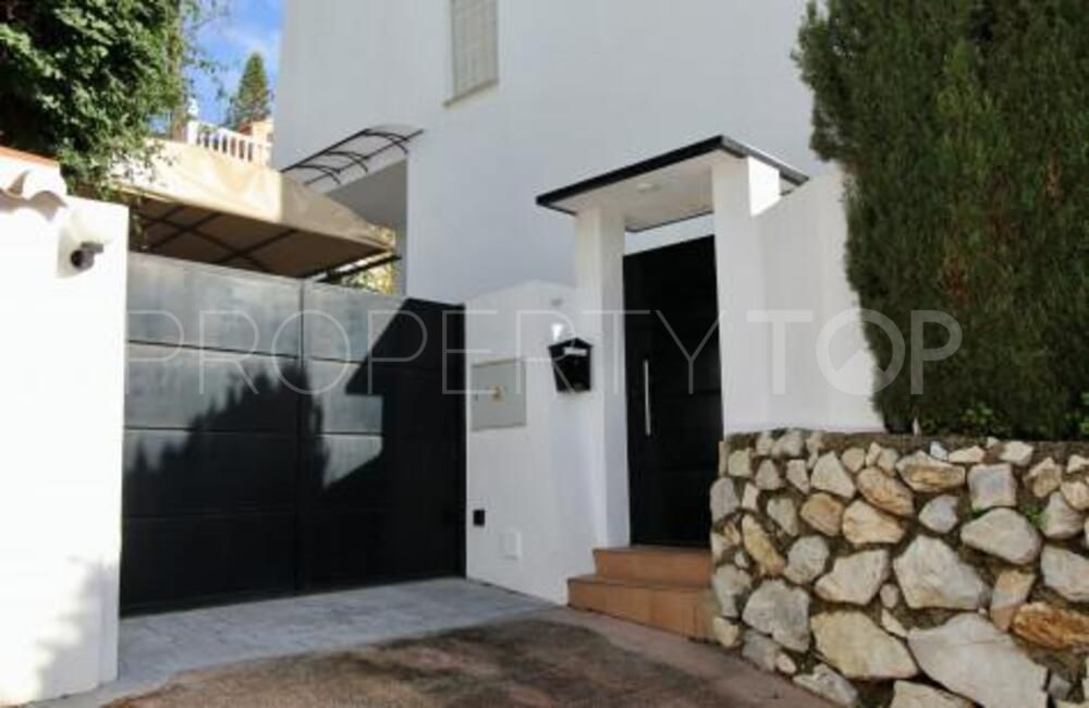 For sale villa in Nueva Andalucia with 3 bedrooms