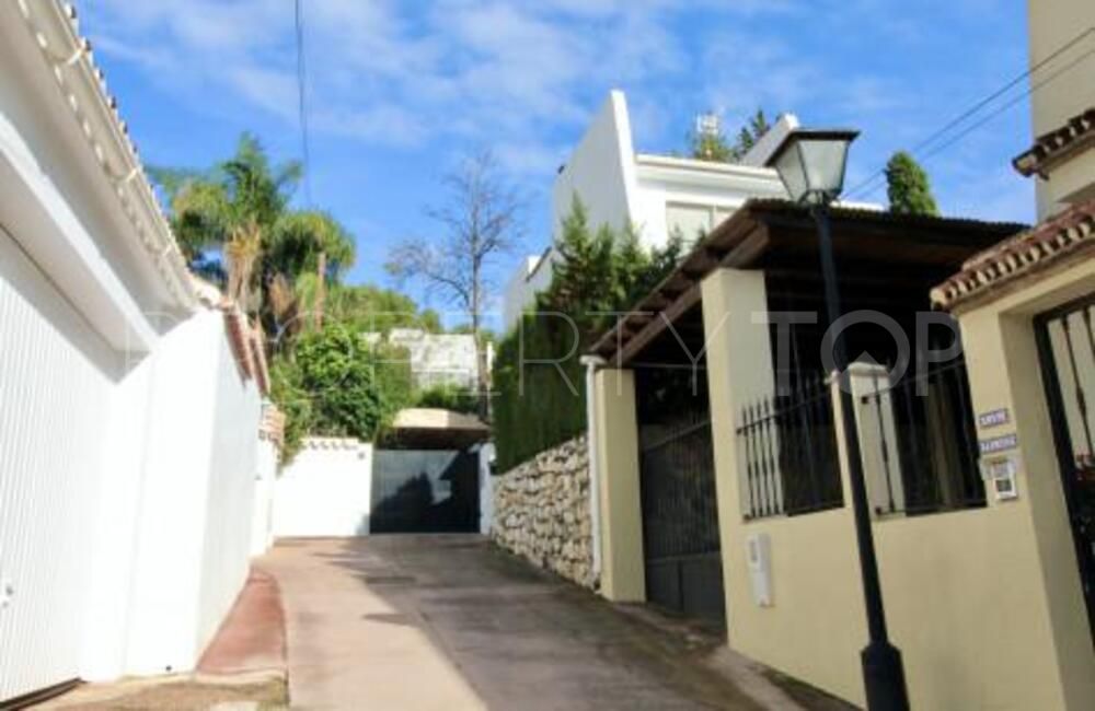 For sale villa in Nueva Andalucia with 3 bedrooms