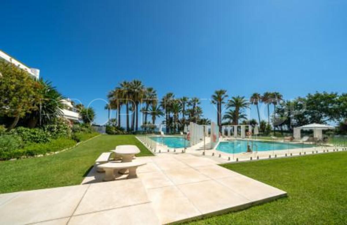 For sale ground floor apartment with 4 bedrooms in Andalucia Beach