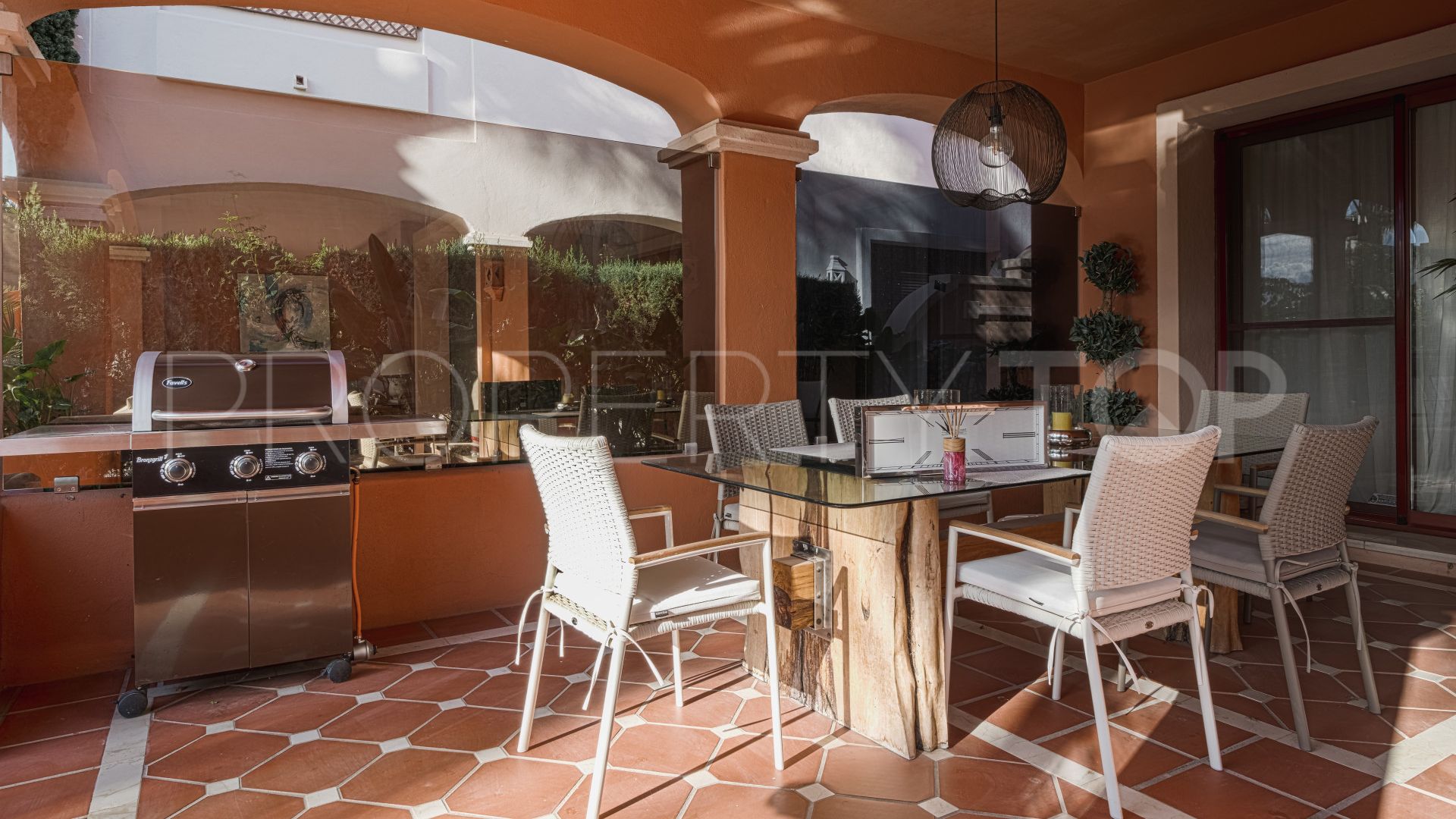 6 bedrooms villa for sale in La Alzambra