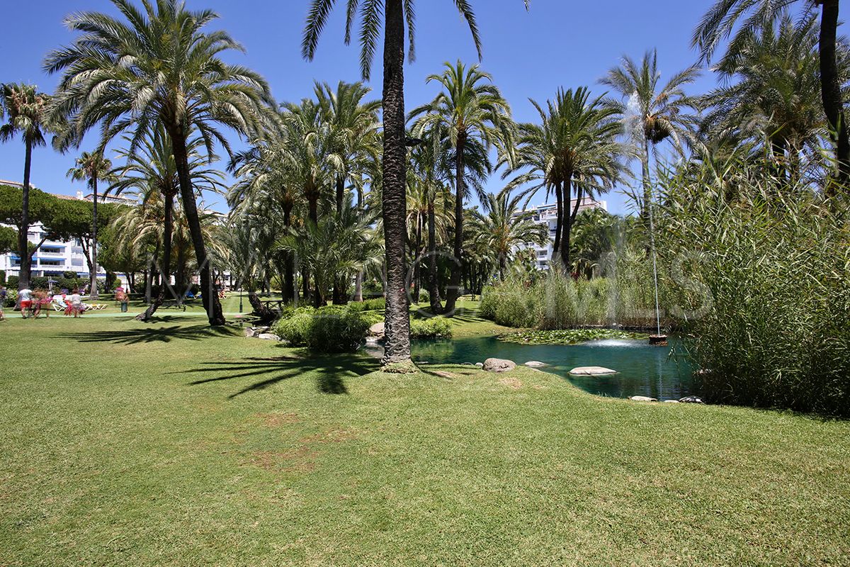 Buy apartamento de 5 bedrooms in Playas del Duque