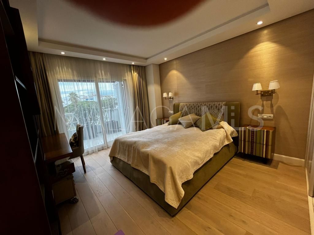 Buy apartamento de 5 bedrooms in Playas del Duque