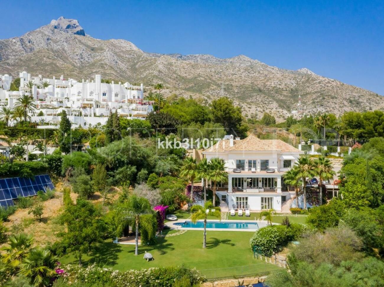 Mansion for sale in Marbella Hill Club