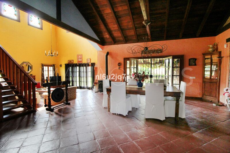 Villa for sale in New Golden Mile