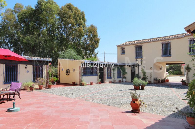 Villa for sale in New Golden Mile