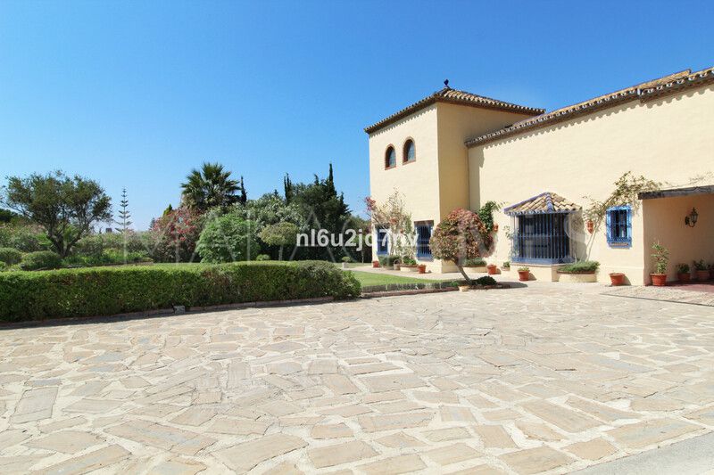 Villa for sale in New Golden Mile