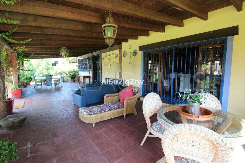 Villa for sale in New Golden Mile