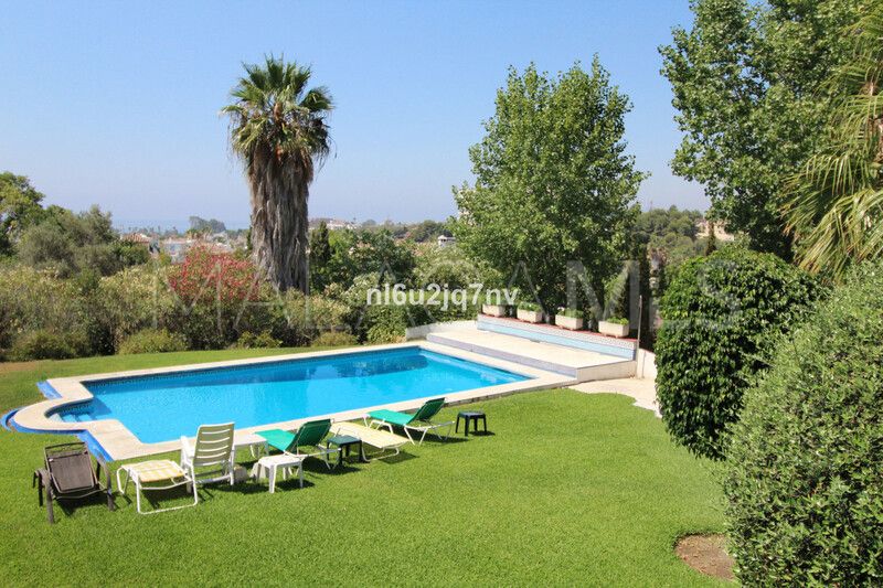Villa for sale in New Golden Mile
