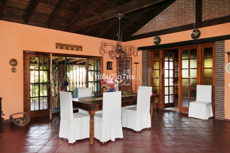 Villa for sale in New Golden Mile