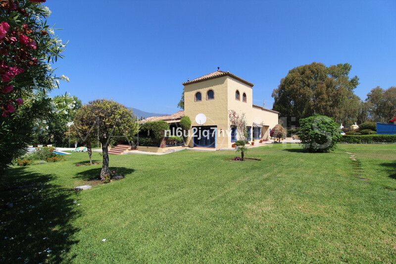 Villa for sale in New Golden Mile