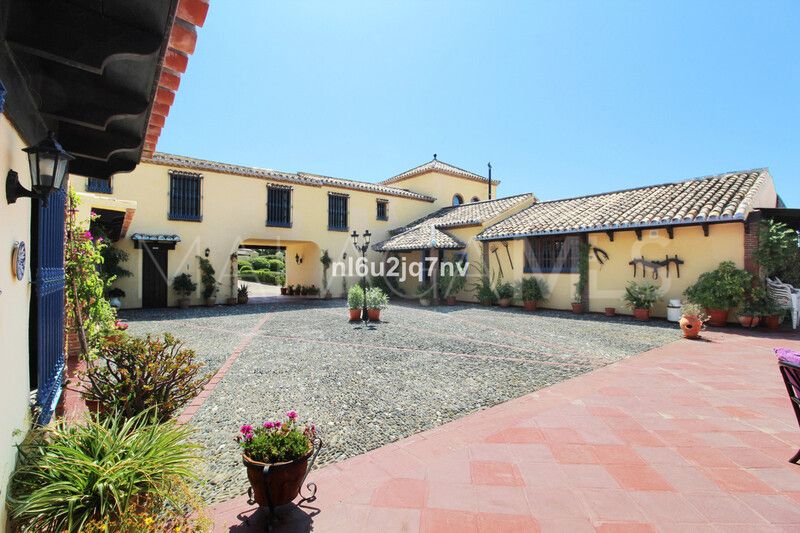 Villa for sale in New Golden Mile