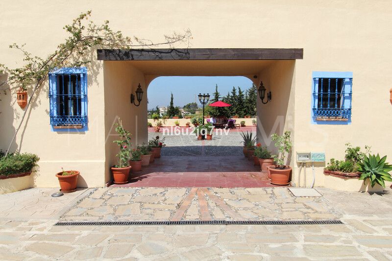 Villa for sale in New Golden Mile