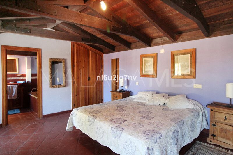 Villa for sale in New Golden Mile