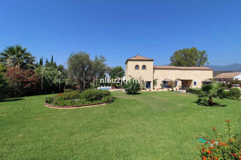 Villa for sale in New Golden Mile