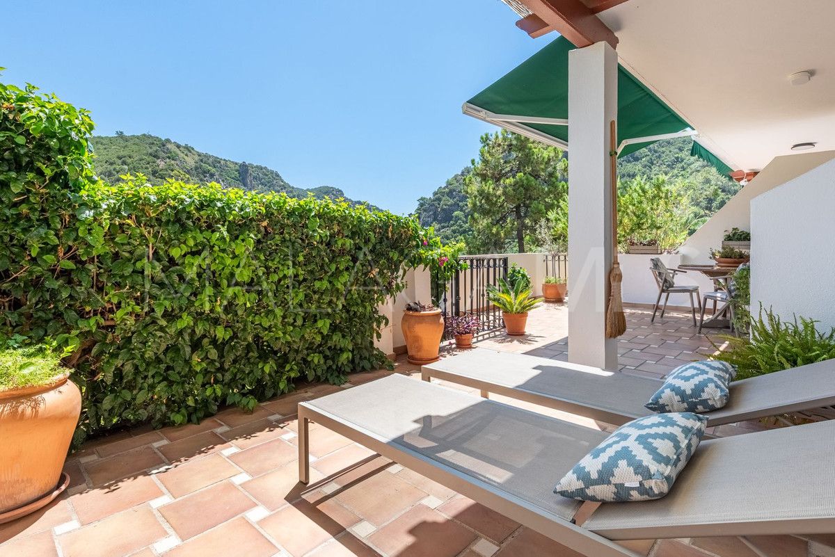 For sale ground floor apartment with 2 bedrooms in Benahavis