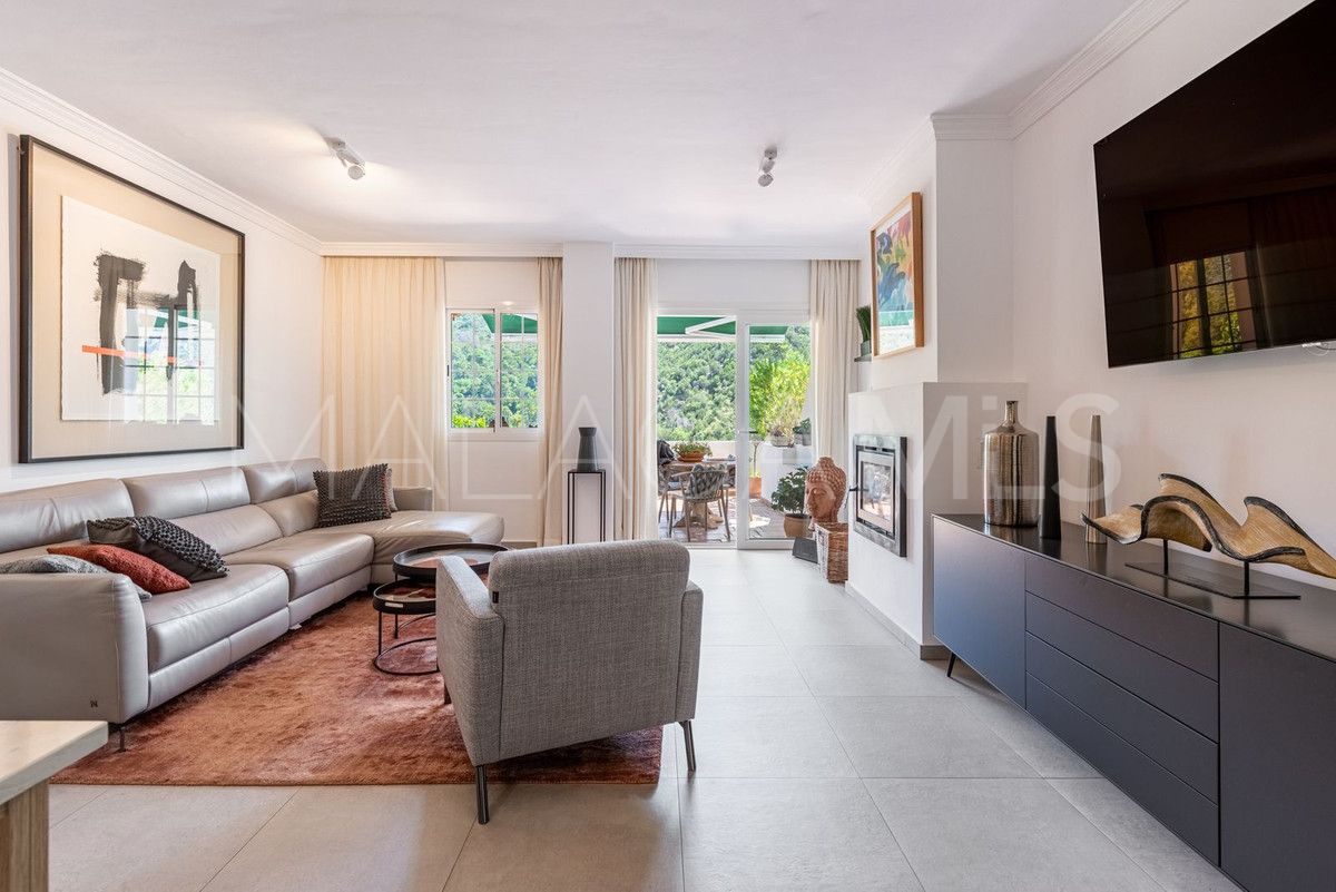 For sale ground floor apartment with 2 bedrooms in Benahavis