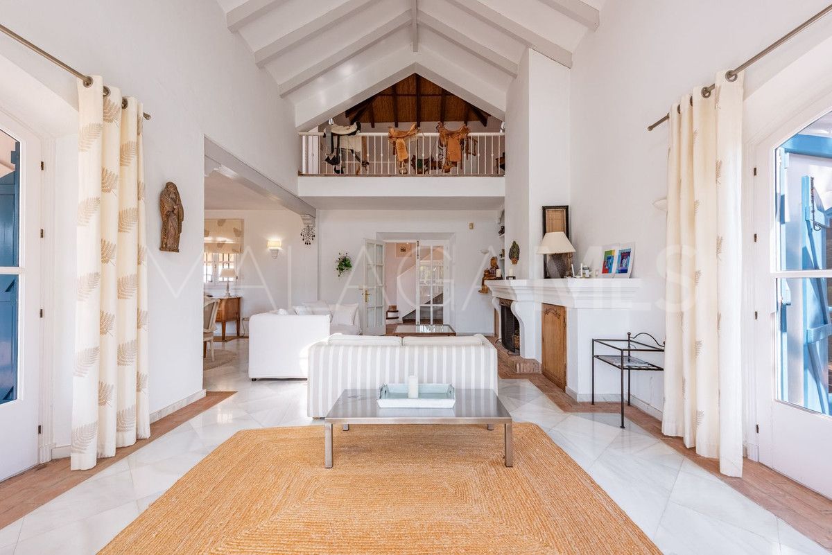 Villa for sale in Benahavis with 4 bedrooms