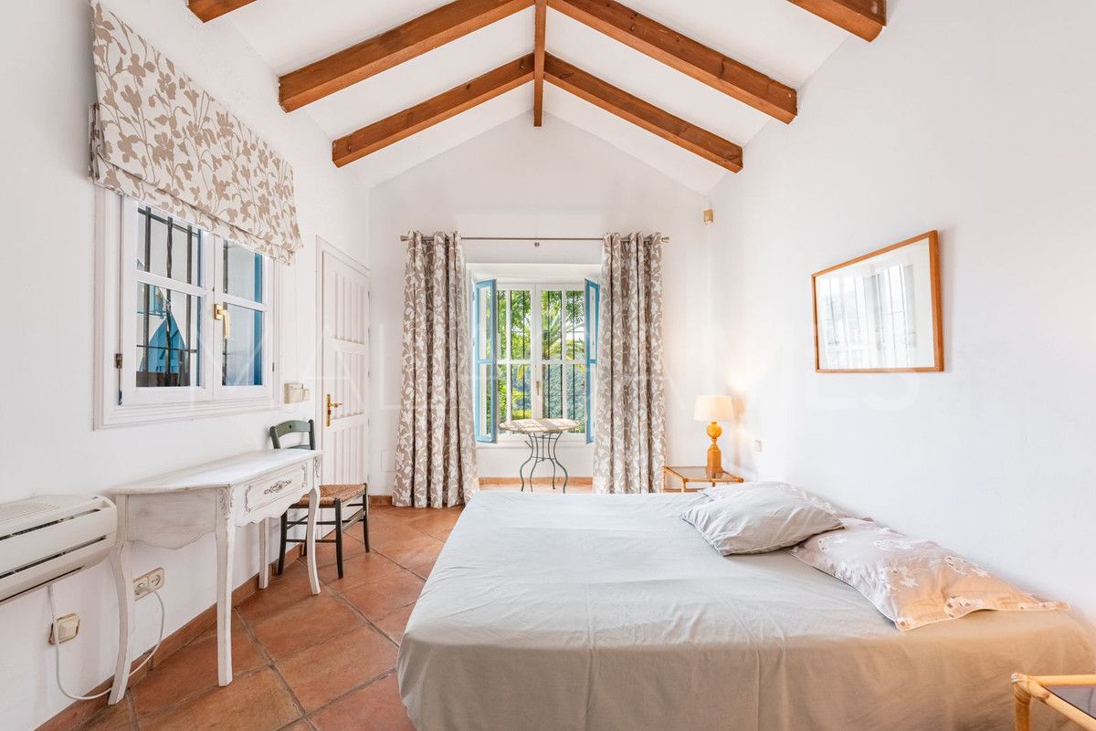 Villa for sale in Benahavis with 4 bedrooms
