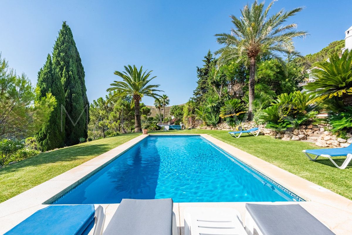 Villa for sale in Benahavis with 4 bedrooms