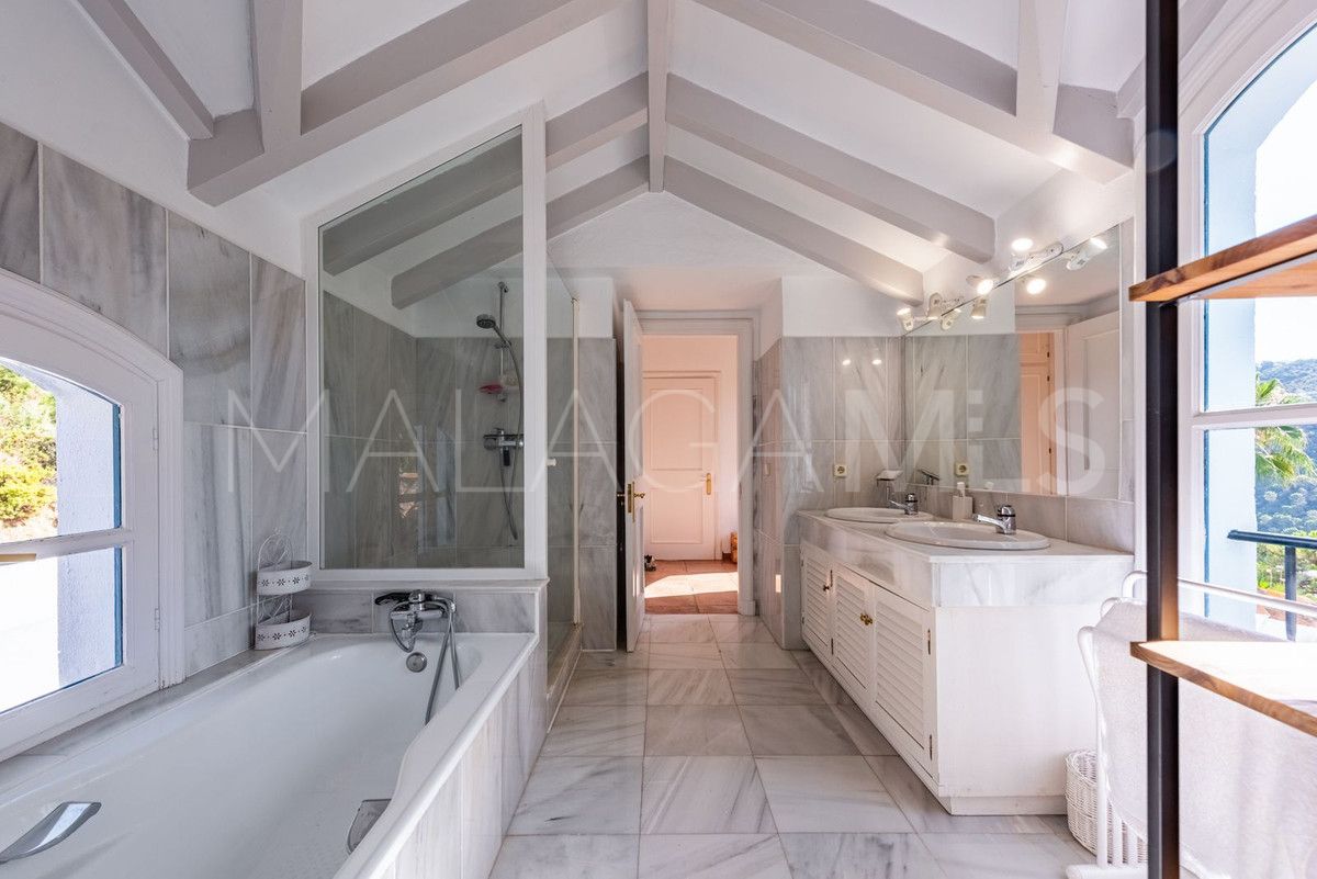 Villa for sale in Benahavis with 4 bedrooms