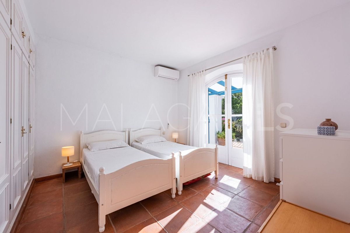 Villa for sale in Benahavis with 4 bedrooms