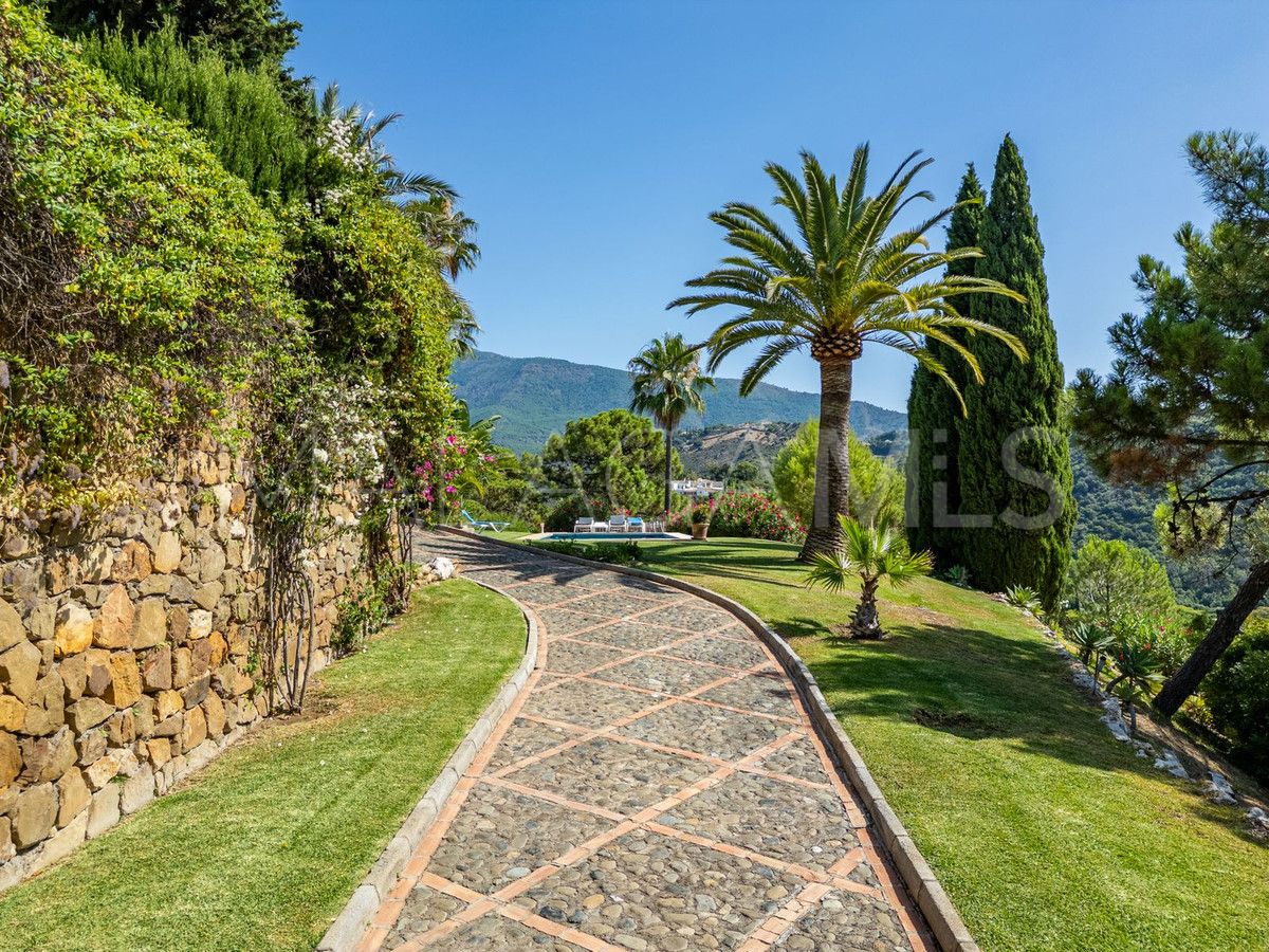 Villa for sale in Benahavis with 4 bedrooms