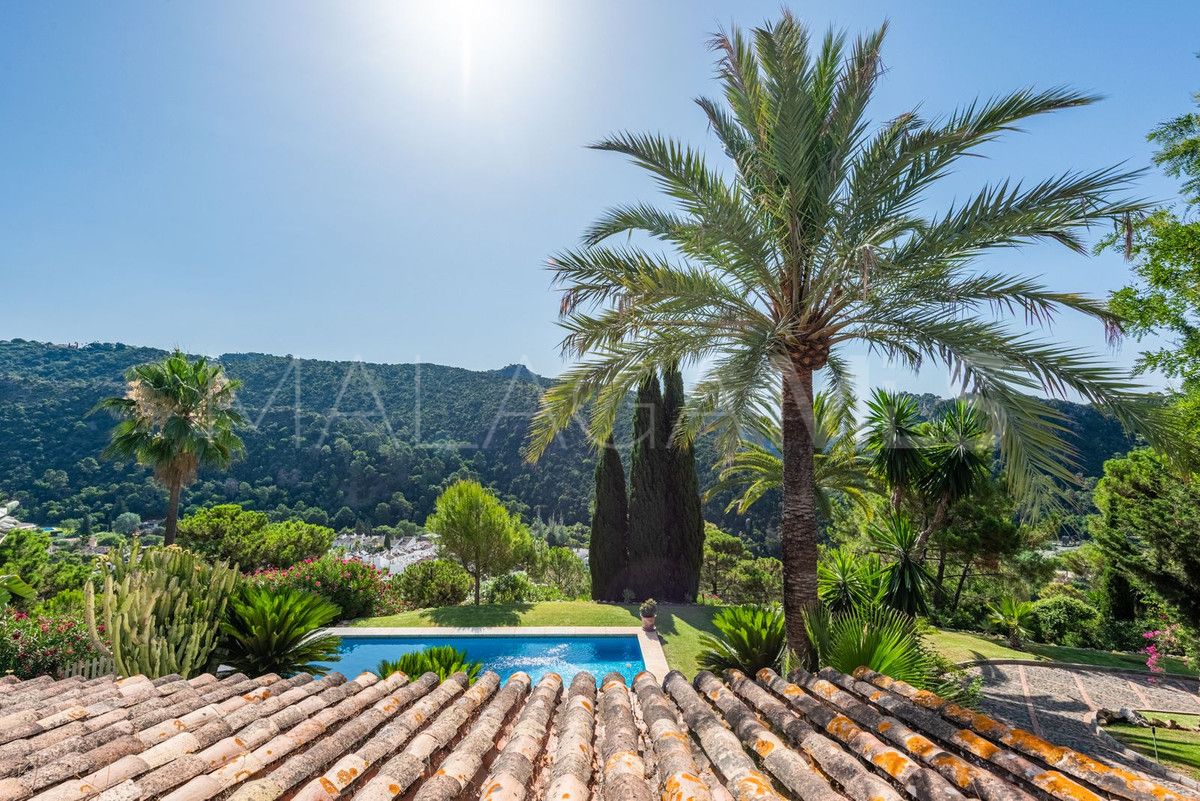 Villa for sale in Benahavis with 4 bedrooms