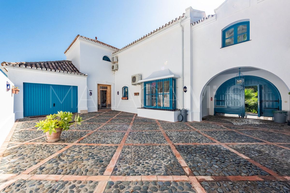 Villa for sale in Benahavis with 4 bedrooms