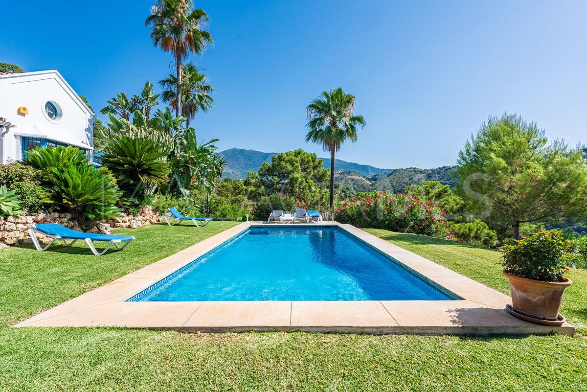 Villa for sale in Benahavis with 4 bedrooms