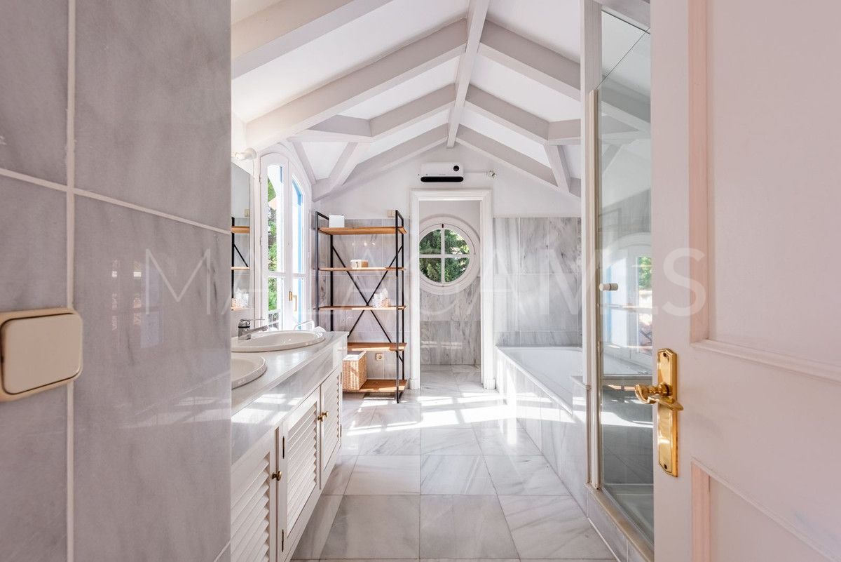 Villa for sale in Benahavis with 4 bedrooms