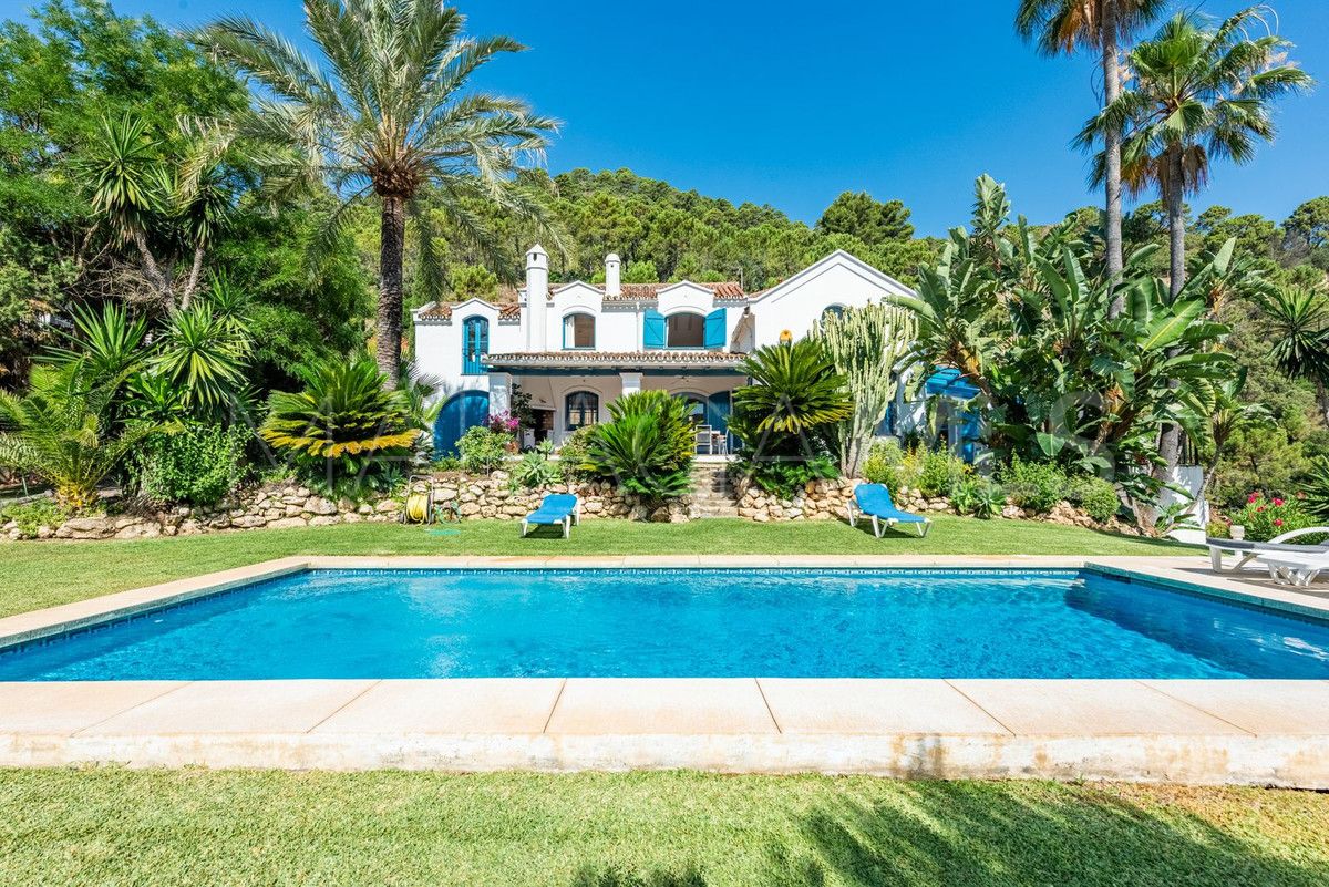 Villa for sale in Benahavis with 4 bedrooms