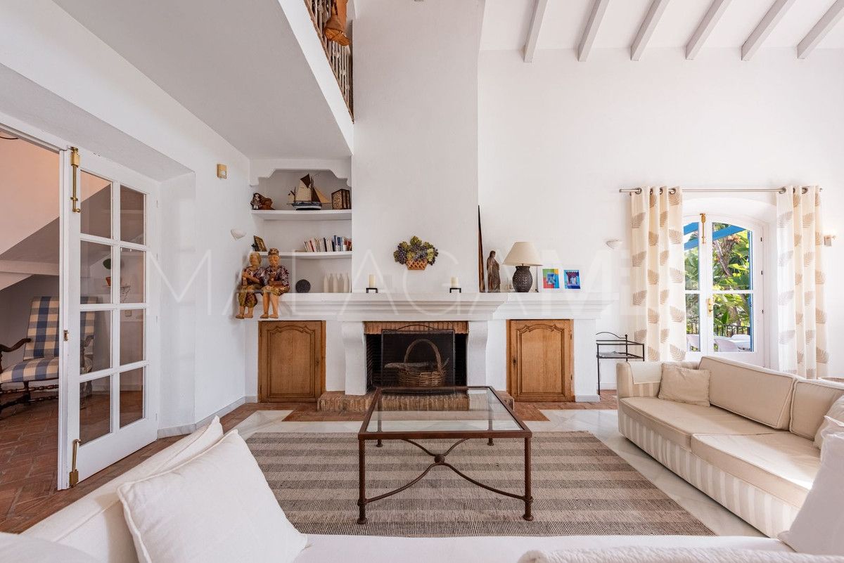 Villa for sale in Benahavis with 4 bedrooms