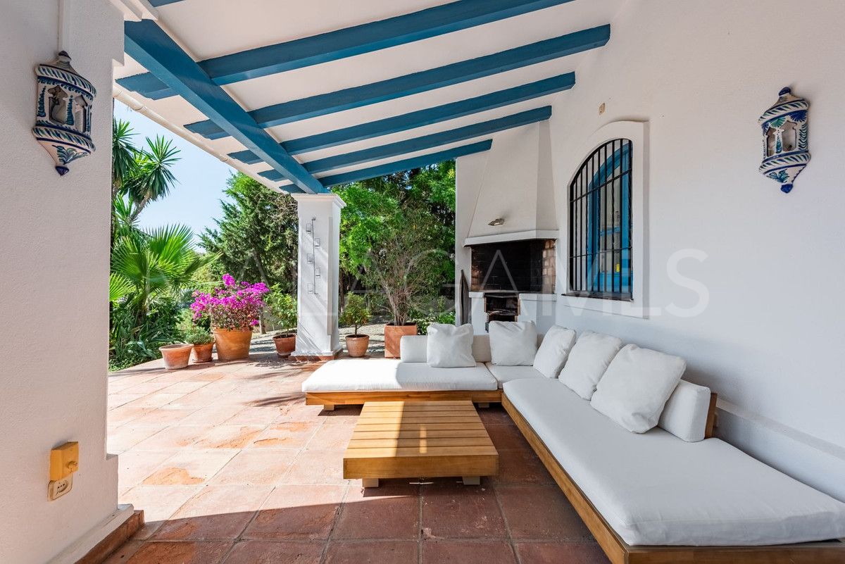 Villa for sale in Benahavis with 4 bedrooms