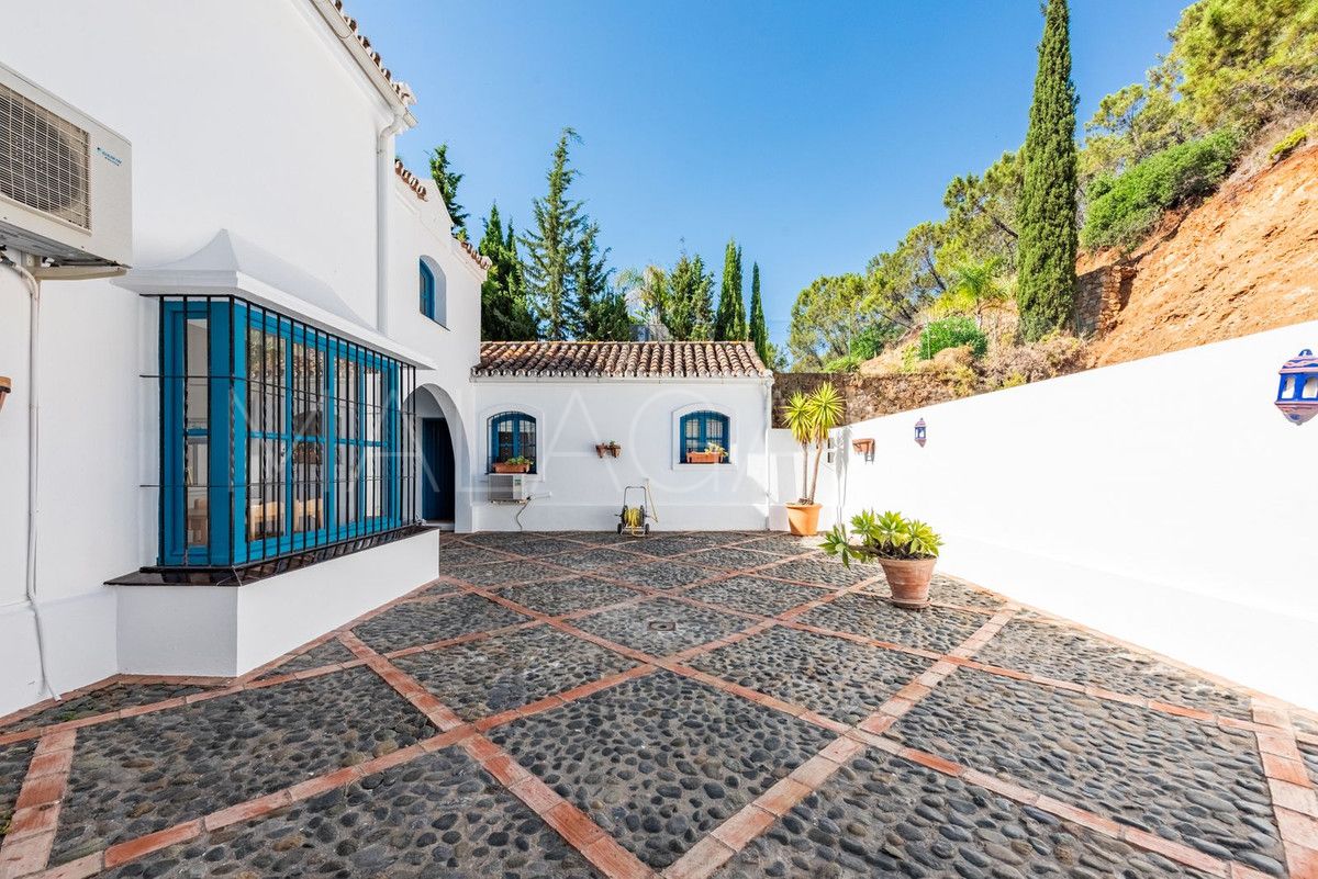 Villa for sale in Benahavis with 4 bedrooms