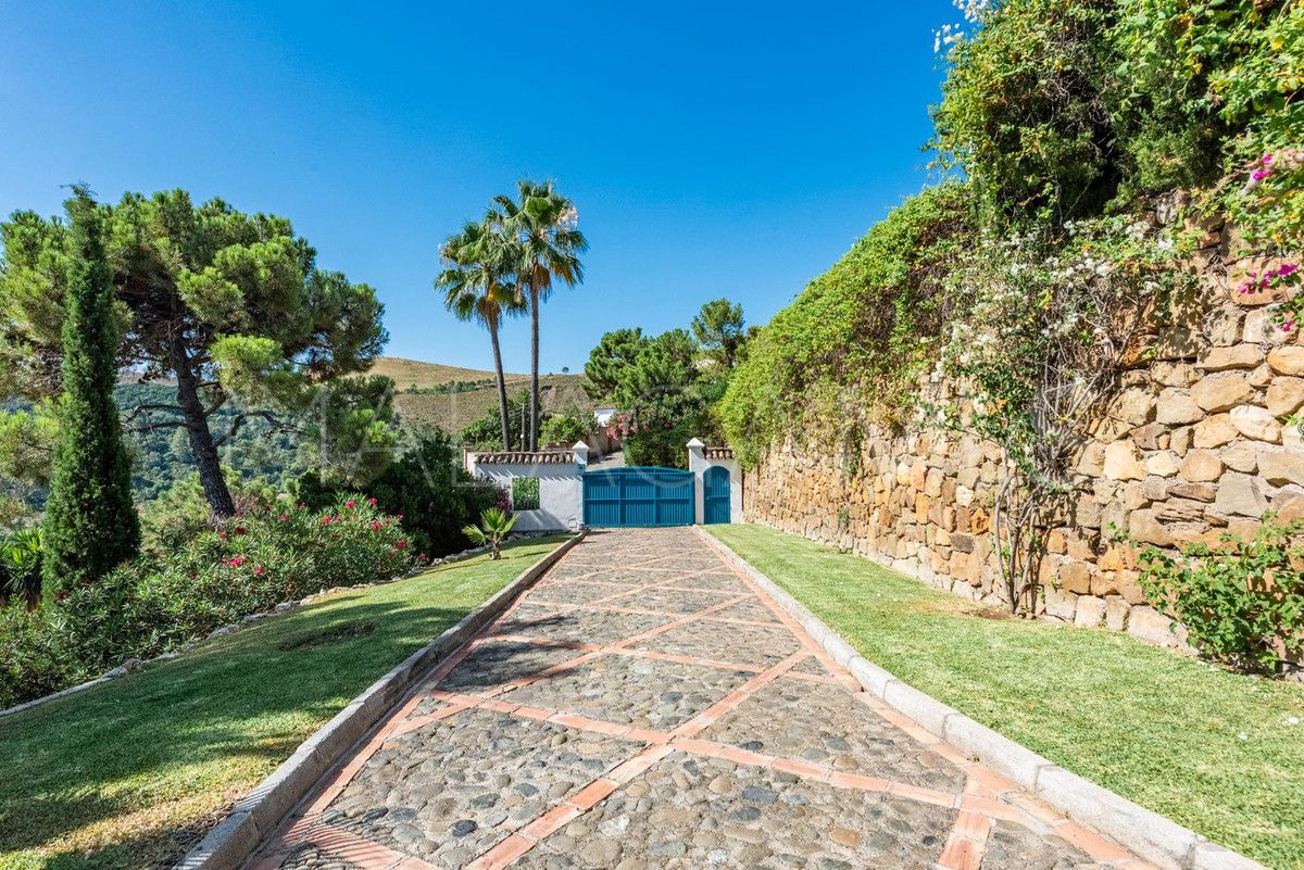 Villa for sale in Benahavis with 4 bedrooms