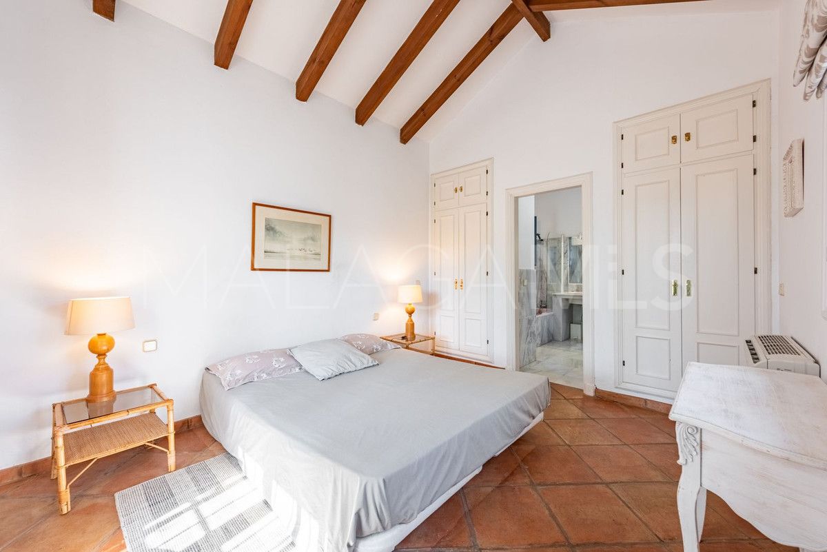 Villa for sale in Benahavis with 4 bedrooms