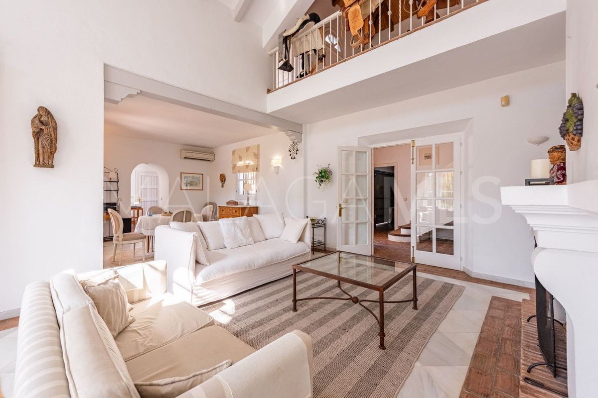 Villa for sale in Benahavis with 4 bedrooms