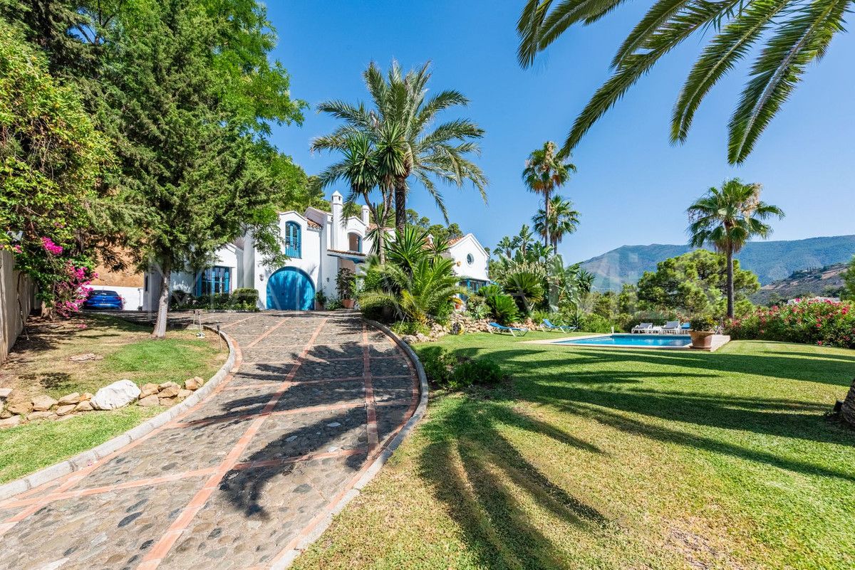 Villa for sale in Benahavis with 4 bedrooms