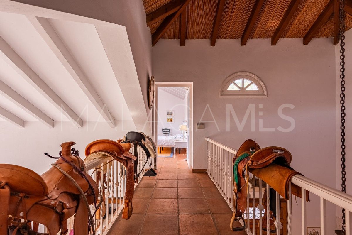 Villa for sale in Benahavis with 4 bedrooms